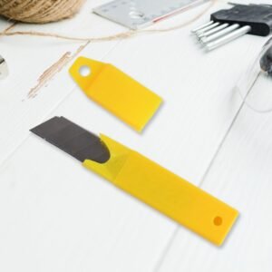 Heavy Duty Working Cutter Knife with replacement blade, 2 Screwdriver Hand Tool (4 Pc Set)