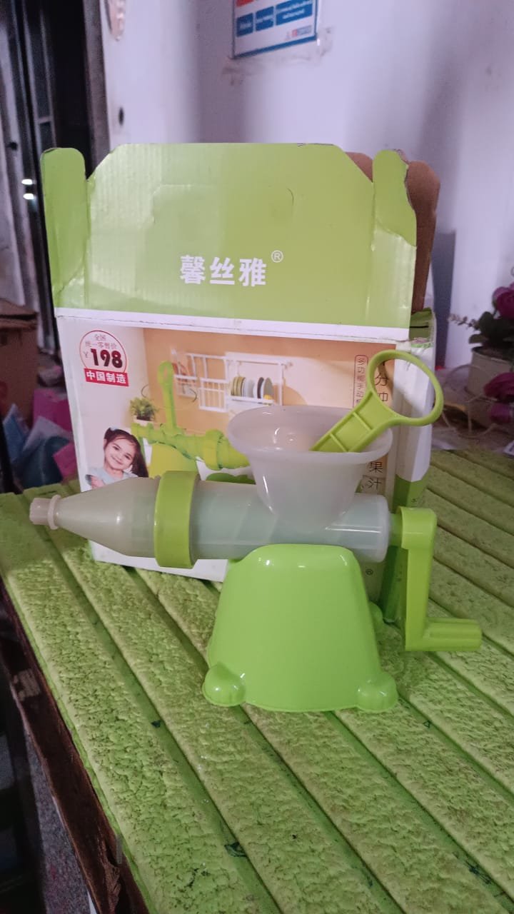 Manual Juicer Modern Plastic Fruit and Vegetable Juicer (1 Pc / Bowl Not Included) - Image 8