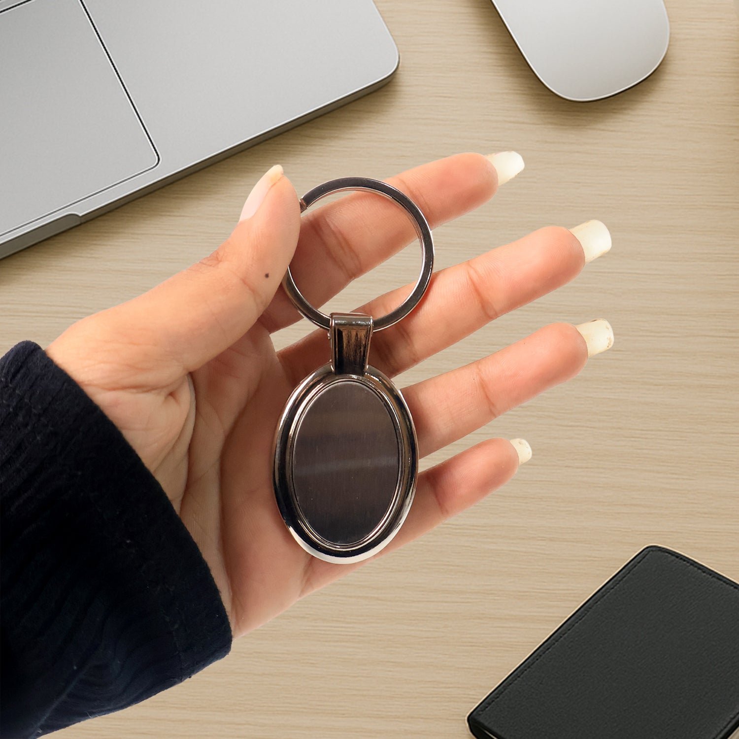 Elegant Oval Shape Metal Keychain for Personal Use - Image 7